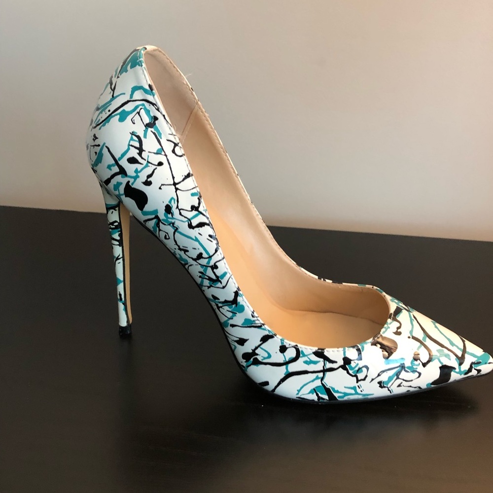 3.5-4 inch stiletto heel, runs narrow, never worn